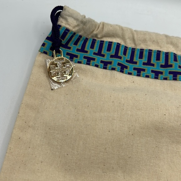 Tory Burch Beige Canvas Duster Bag with Blue Gold Design with Logo Charm New! - Picture 2 of 6